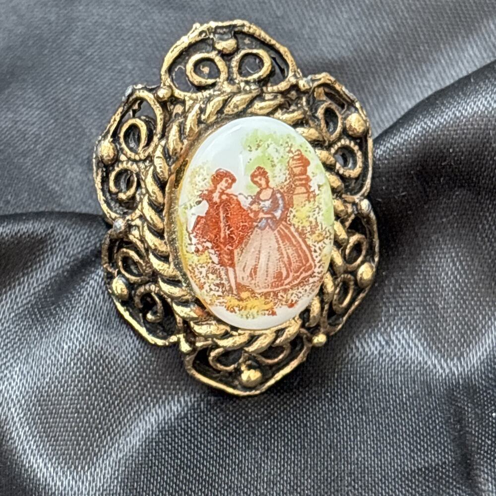 Vintage Gold Tone Courting Couple Cameo Adjustable Ring Ornate Decor